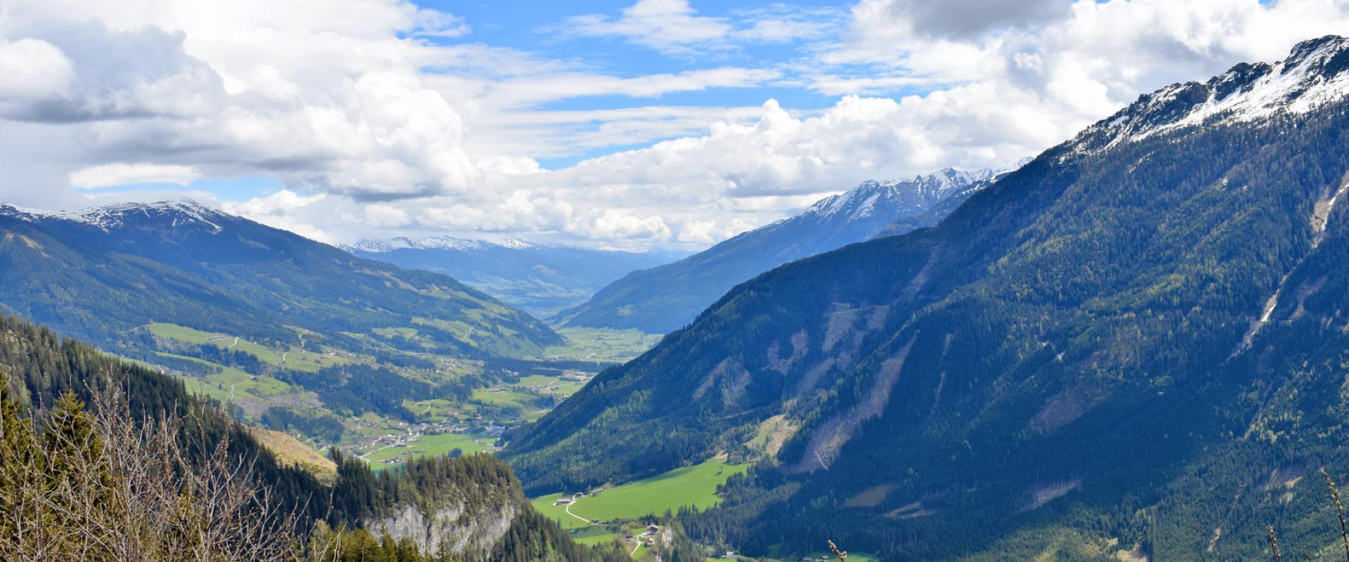Aussicht vom Gerlospass ins Tal, mit Blick auf die Berge