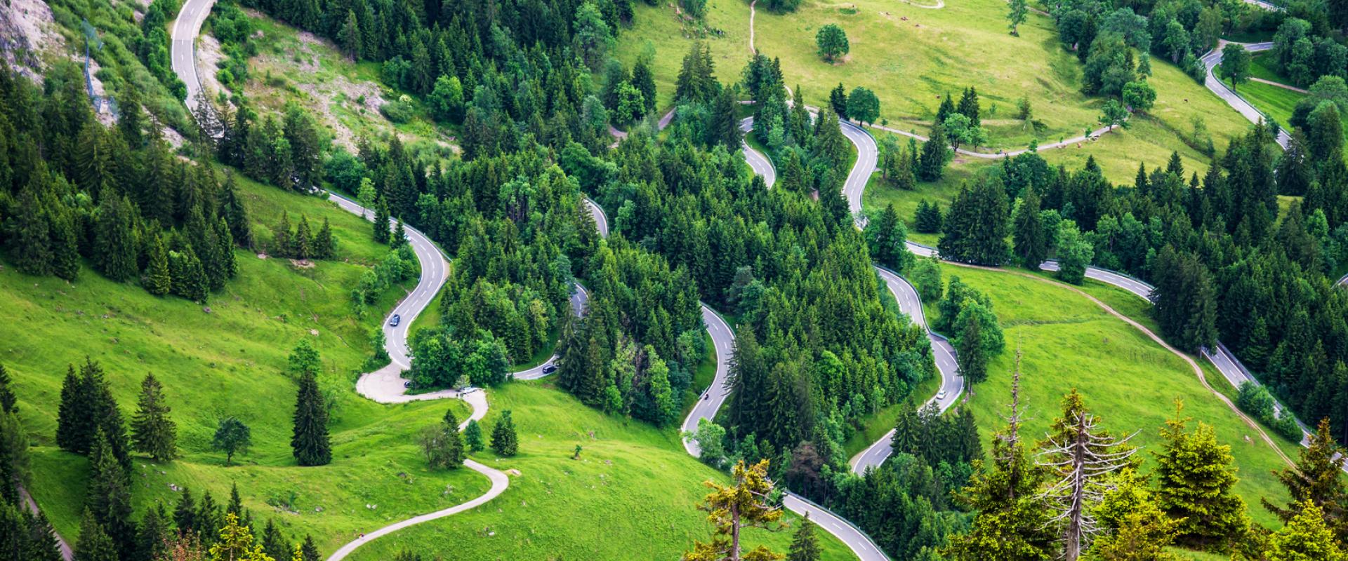 Luftbild des Oberjochpass, mit Wäldern in der nahen Umgebung