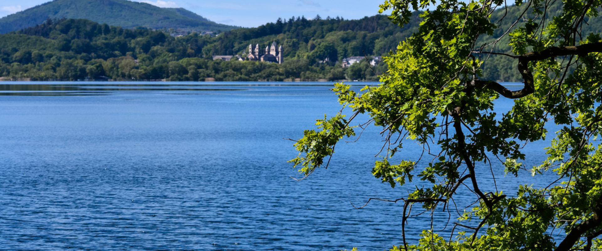 Laacher See mit Kloster 