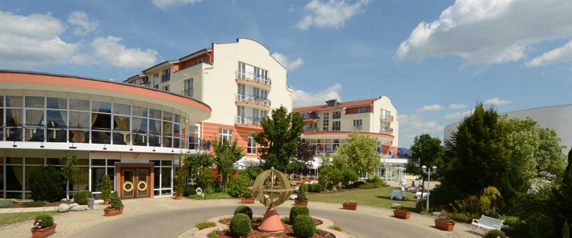 15751 Motorrad Hotel The Monarch in Niederbayern.jpg