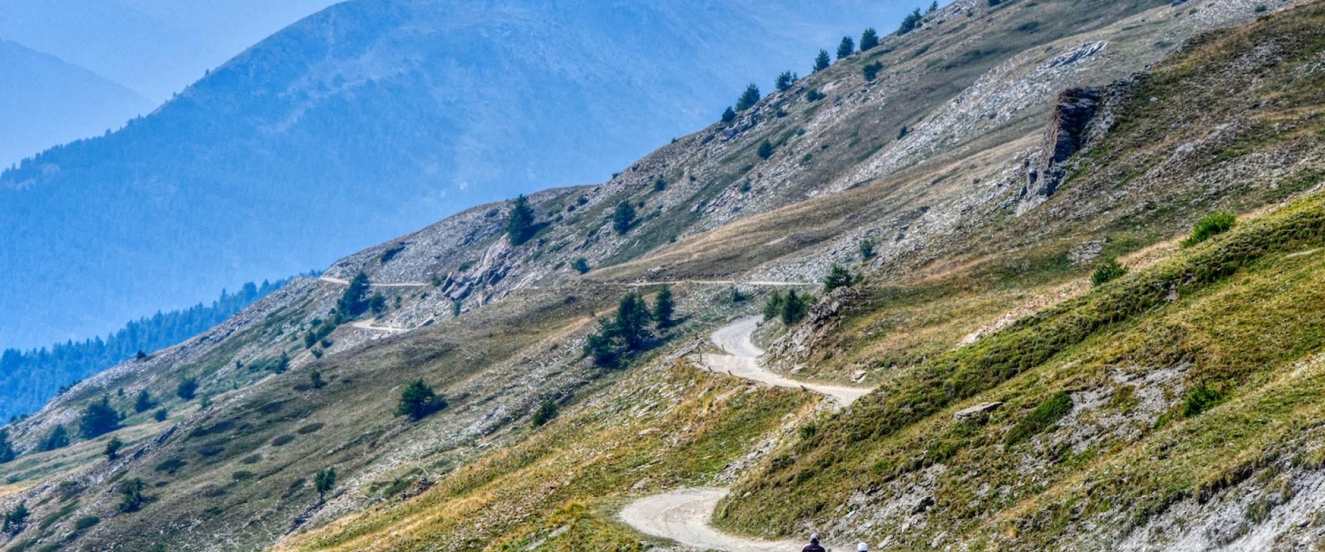 Kurviger Weg am Berg der Assietta-Kammstraße