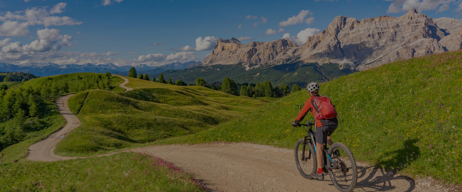 Header Dolomiten Ebike - Frau auf Ebike in den Bergen der Dolomiten