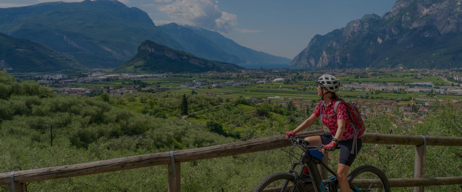 Ebiker schaut in die Landschaft bei Einer Ebike Tour durch das Trentino