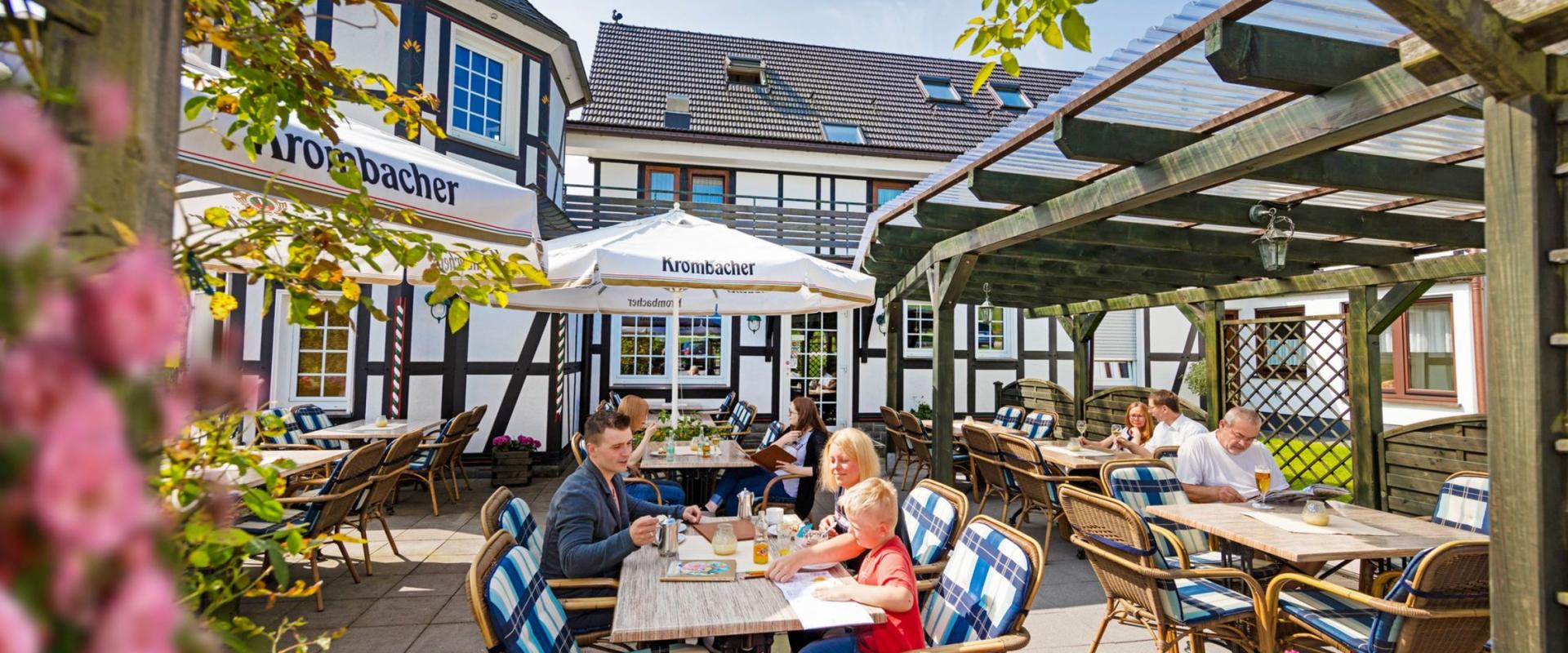 13315 Motorrad Hotel Repetal im Sauerland Biergarten.jpg