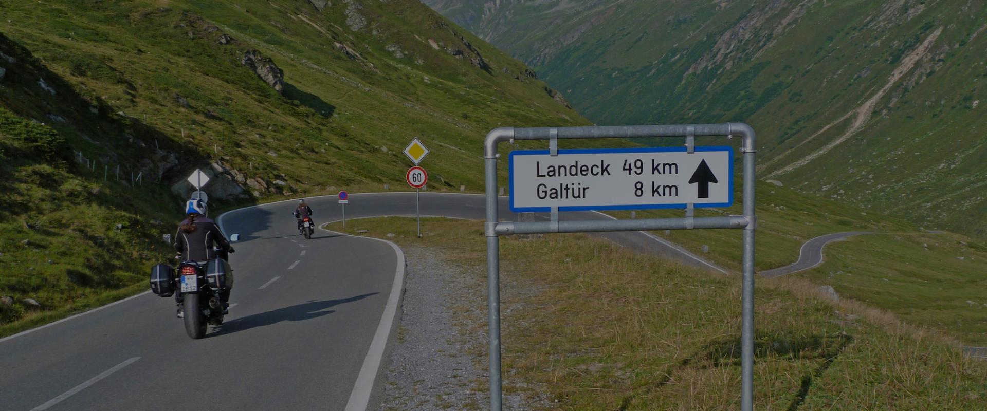 Motorradfahrer in den Bergen auf Motorradtour durch Tirol