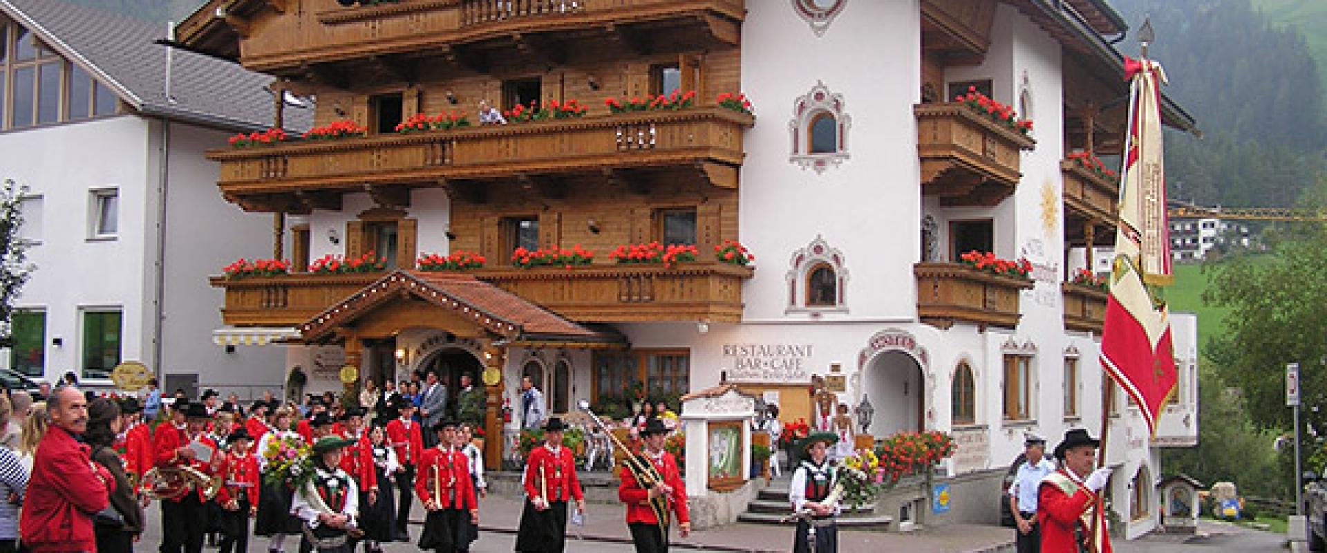 30741 Bike Hotel Sonnenhof Südtirol Ansicht.jpg