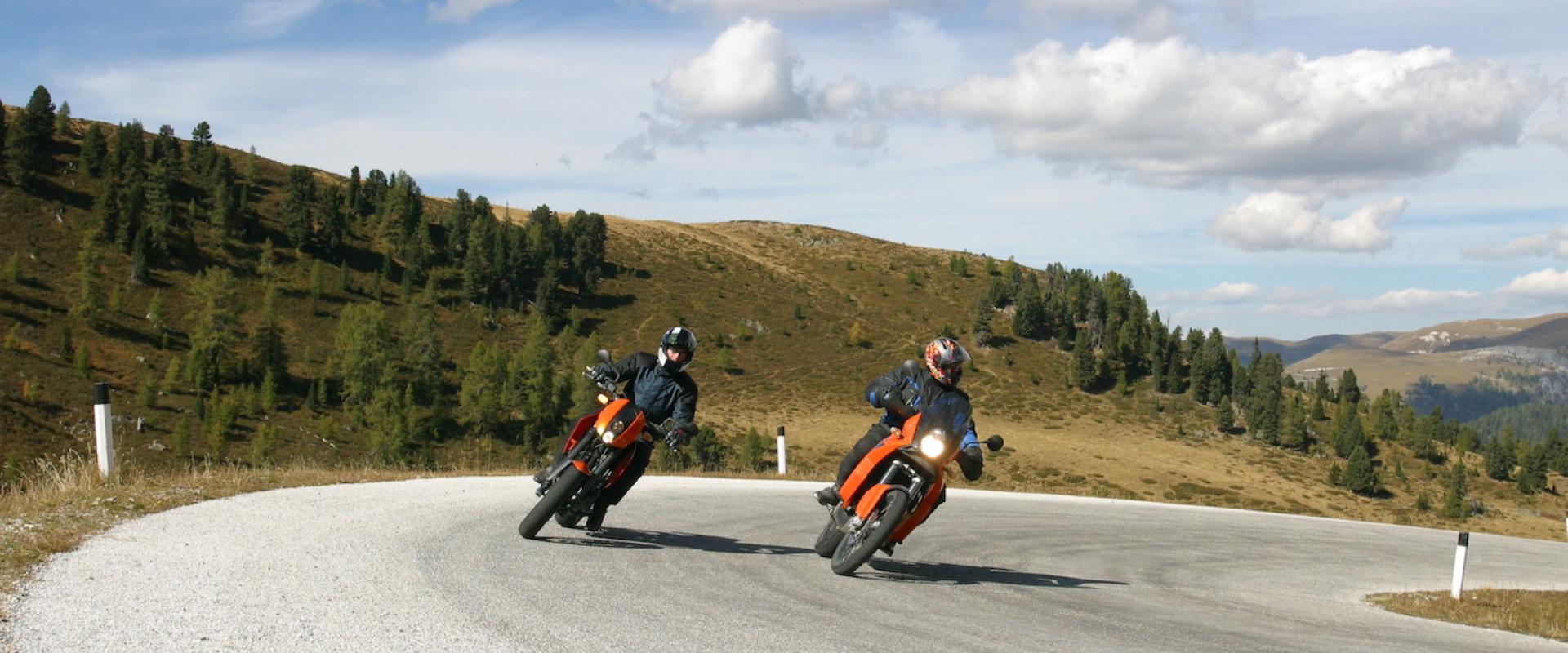 Zwei Motorradfahrer in einer Kehre auf der Nockalmstraße.jpg