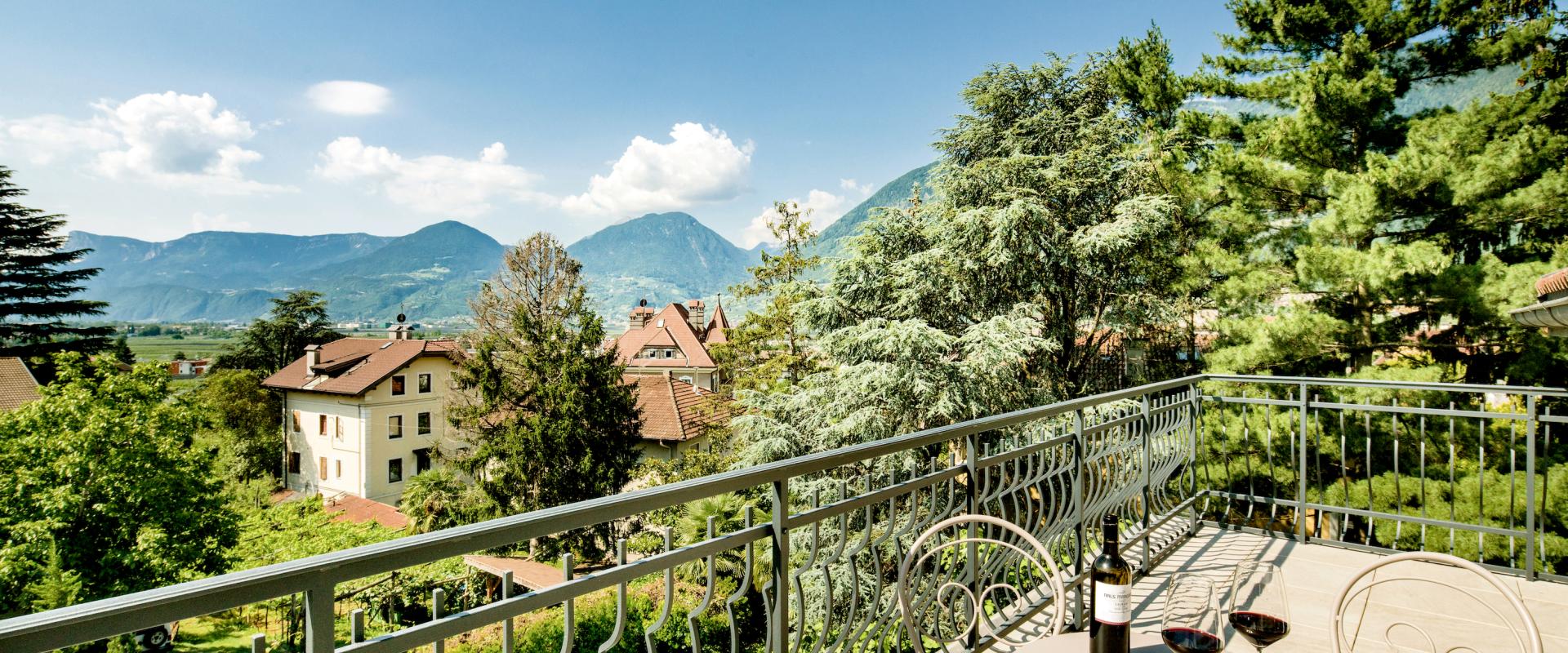 31066 Hauptbild Hotel-Villa-Laurus-Merano-Wellness-Garten-Pool-Panorama-FlorianBusch-2.jpg