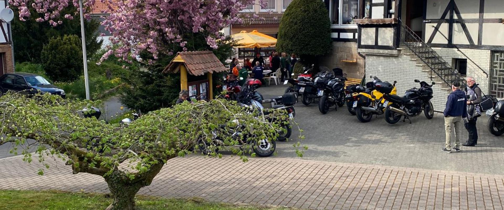 30074 Adi Hotels 01-hof-kirschbluete-motorraeder.jpg