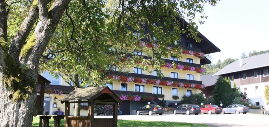 30328 Biker Hotel Schneeweiß in Oberösterreich.jpg