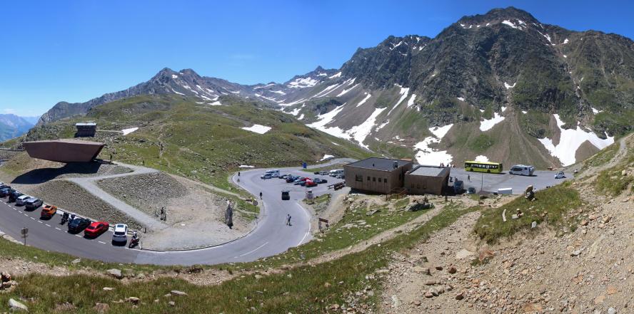 Die Passhöhe des Timmelsjoch mit Bergen im Hintergrund