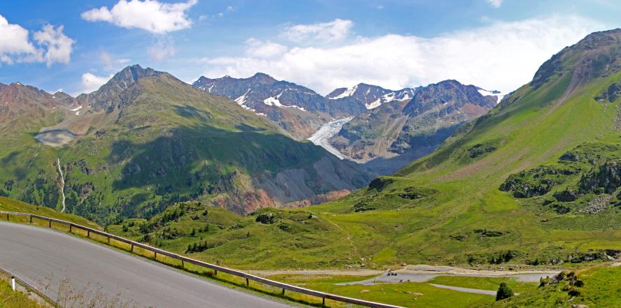 Kaunertaler Gletscherstrasse mit Blick auf eine Berglandschaft