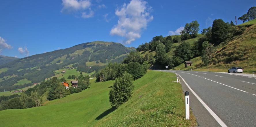 Streckenabschnitt vom Pass Thurn, mit Blick auf Wiesen und Wäldern