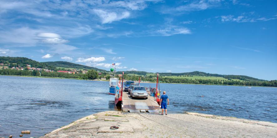 Fähre über den Lipno Stausee