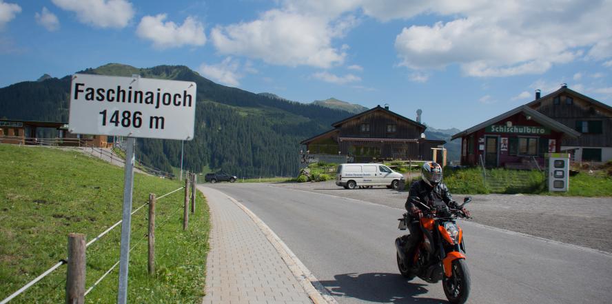Motorradfahrer auf der Passhöhe des Faschinajochs