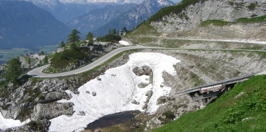 Ausblick auf die Loser Panoramastraße, mit Blick auf weiße Berggipfel