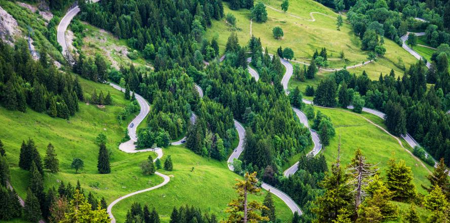 Luftbild des Oberjochpass, mit Wäldern in der nahen Umgebung