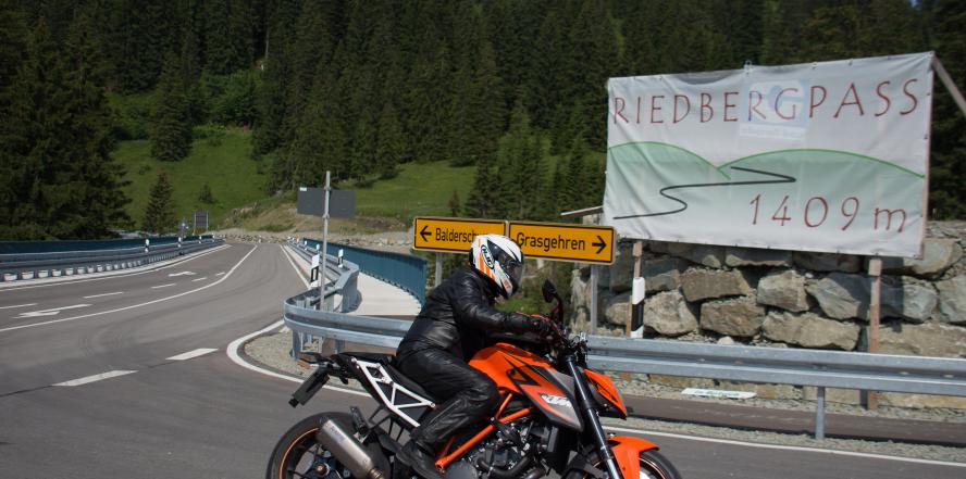 Ein Motorradfahrer unterwegs auf dem Riedbergpass 