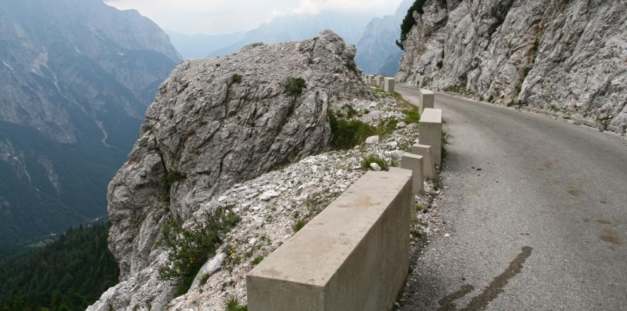 Felswände entlang der Mangartstraße