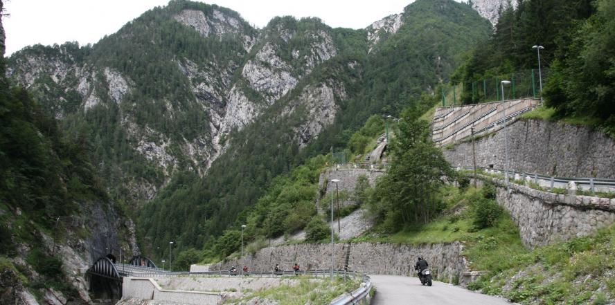 Motorradfahrer auf dem Nassfeldpass, umgeben von Bergen