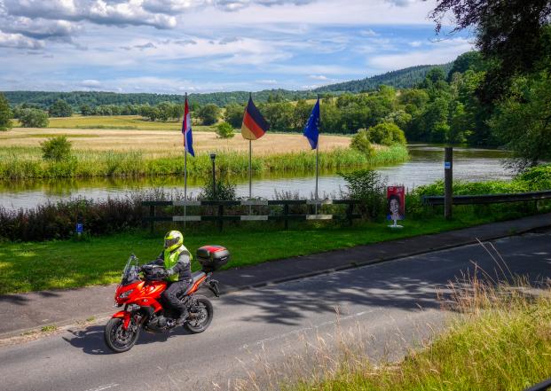 Motorrad an der Werra