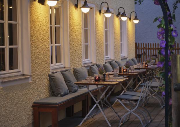 30835 Bike Hotel Martinshof Oberbayern Ansicht Biergarten.jpeg