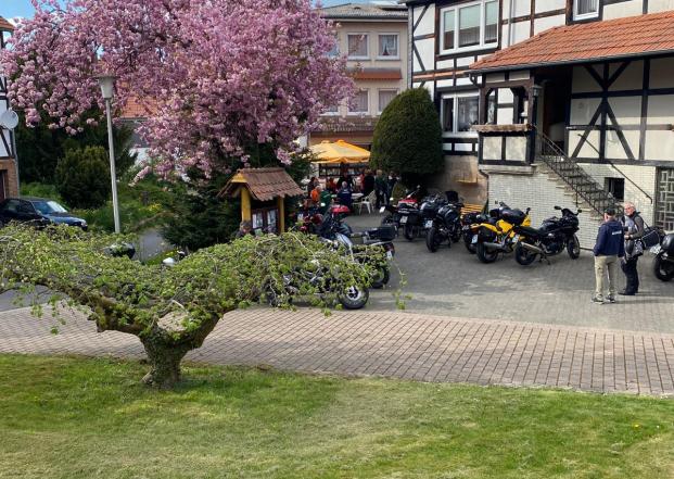30074 Adi Hotels 01-hof-kirschbluete-motorraeder.jpg