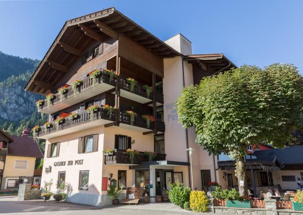 16469 Motorrad Hotel Zur Post in Kärnten.jpg