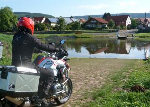 Kleine Gierseilfähre an der Weser 
