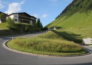 Die Südrampe des Faschinajochs, am Ortsausgang von Faschina