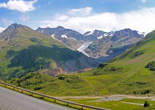 Kaunertaler Gletscherstrasse mit Blick auf eine Berglandschaft
