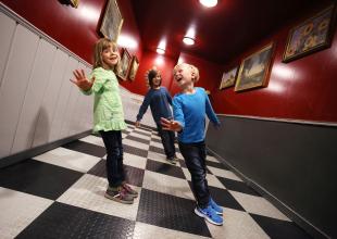 Phaeno Experimentierlandschaft- Verrueckter Salon