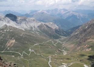 Kurvige Straße am Stilfser Joch einer der Alpenpässe Italien 