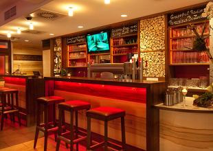 15205 Biker Hotel Fürst Oberösterreich Bar.jpg