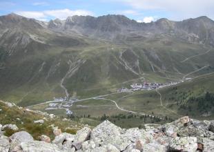 Blick vom Staudamm Finstertal auf den Kühtaisattel