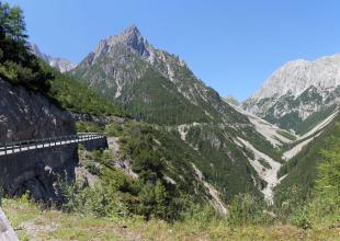 Ostrampe vom Hahntennjoch mit Berglandschaft im Hintergrund