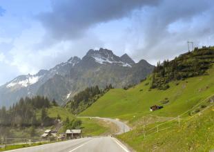 Arlbergpass, mit Blick auf Wiese, Wälder und Berge 