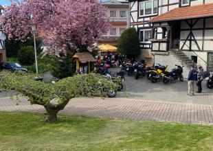 30074 Adi Hotels 01-hof-kirschbluete-motorraeder.jpg