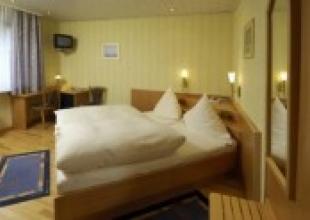 11750 Mottorad Hotel Ehses an der Mosel Zimmer.jpg