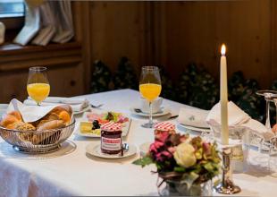 16416 Motorrad Hotel zum Pinzger in Tirol 2.jpg