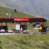 Die Mautstelle des Timmelsjoch, mit passierenden Autos 