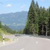 Kurvige Straße im Wald mit Aussicht auf dem Riedbergpass