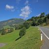 Streckenabschnitt vom Pass Thurn, mit Blick auf Wiesen und Wäldern