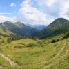 Nordostrampe des Furkajoch, mit Blick auf Wiesen, Wälder und Berge