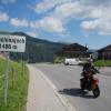 Motorradfahrer auf der Passhöhe des Faschinajochs