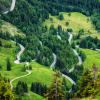 Luftbild des Oberjochpass, mit Wäldern in der nahen Umgebung
