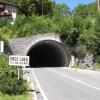 Passhöhe des Pass Lueg, mit Schild und Einfahrt in den Tunnel
