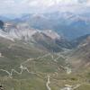 Kurvige Straße am Stilfser Joch einer der Alpenpässe Italien 