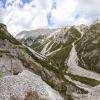 Hahntenjoch mit Bergen und Wäldern im Hintergrund