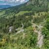 Luftaufnahme des Oberjochpasses, welcher mit Wäldern und Wiesen umgeben ist